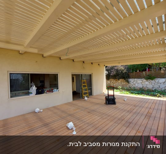 סולם צהוב, כבלים חשמליים, מנורות על הרצפה